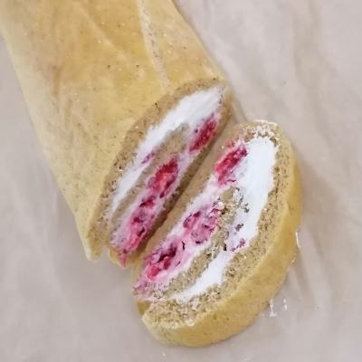 Malinova rolada z nadevom